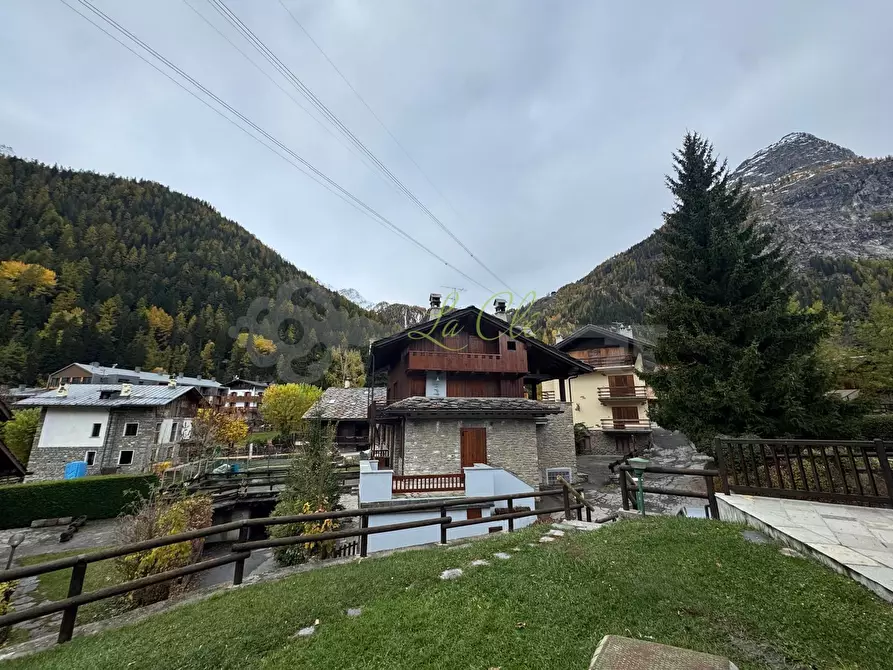 Immagine 21 di Quadrilocale in vendita  a Courmayeur