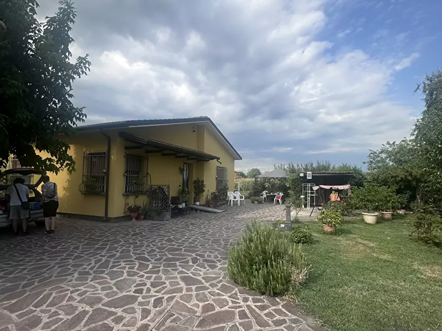 Immagine 1 di Villa in vendita  a Rovigo