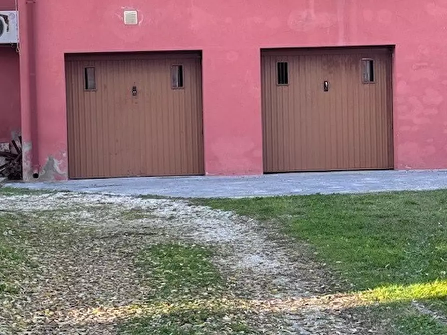Immagine 2 di Garage in vendita  a Costa Di Rovigo
