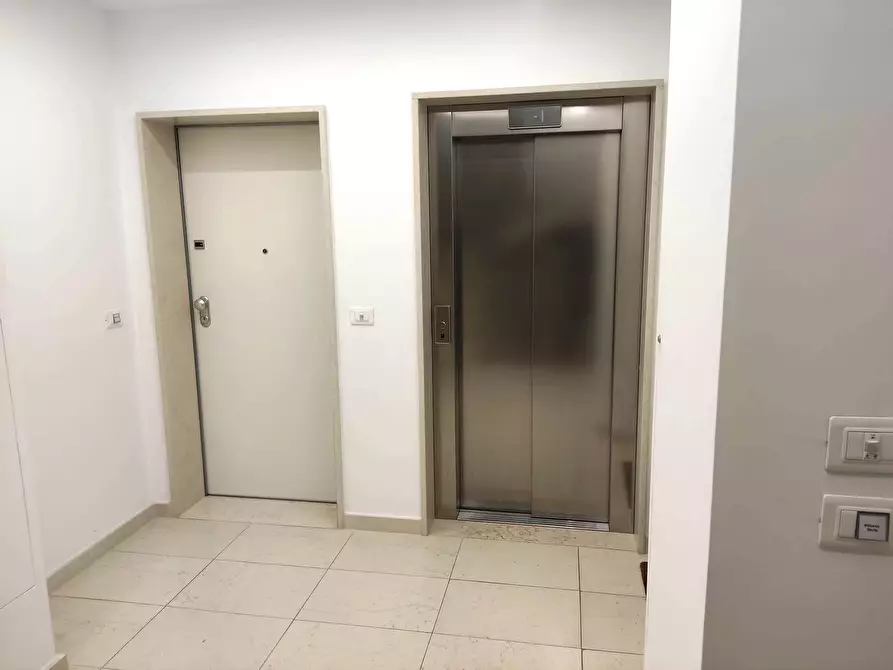 Immagine 9 di Bilocale in vendita  in Corso Alcide de Gasperi 340 a Bari