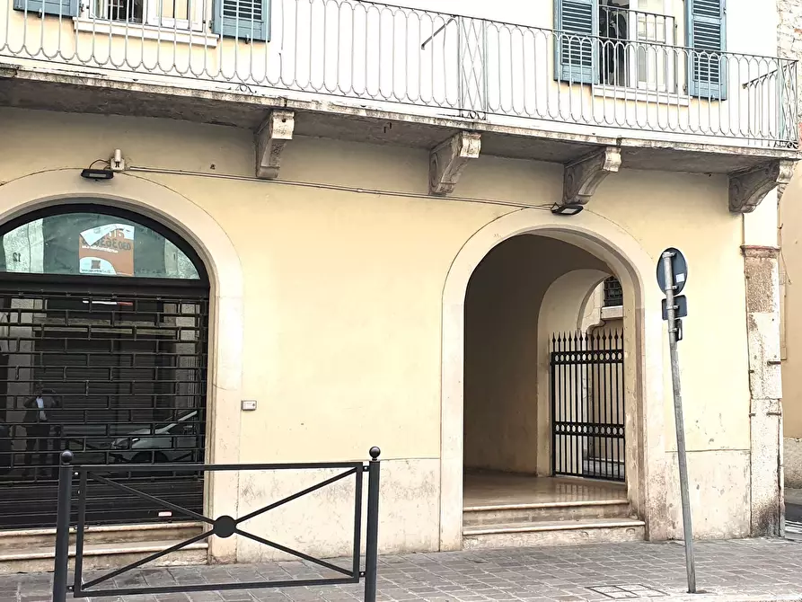 Immagine 1 di Locale commerciale in affitto  in AD.ZE P.ZZA VITTORIA a Brescia