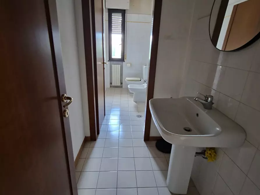 Immagine 3 di Ufficio in vendita  in alighieri a Lucca