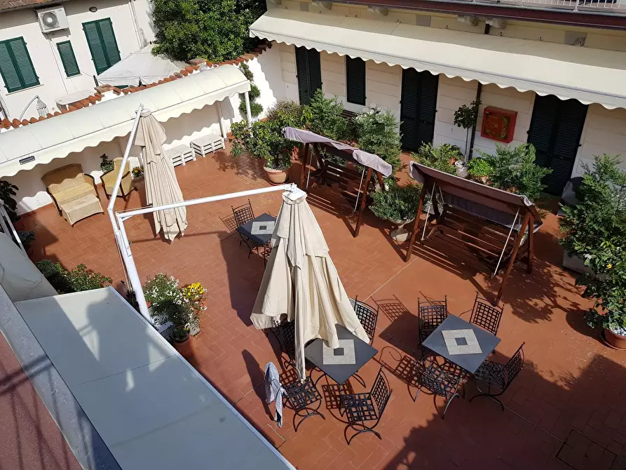 Immagine 2 di Palazzo in vendita  in via carrara 23 a Viareggio