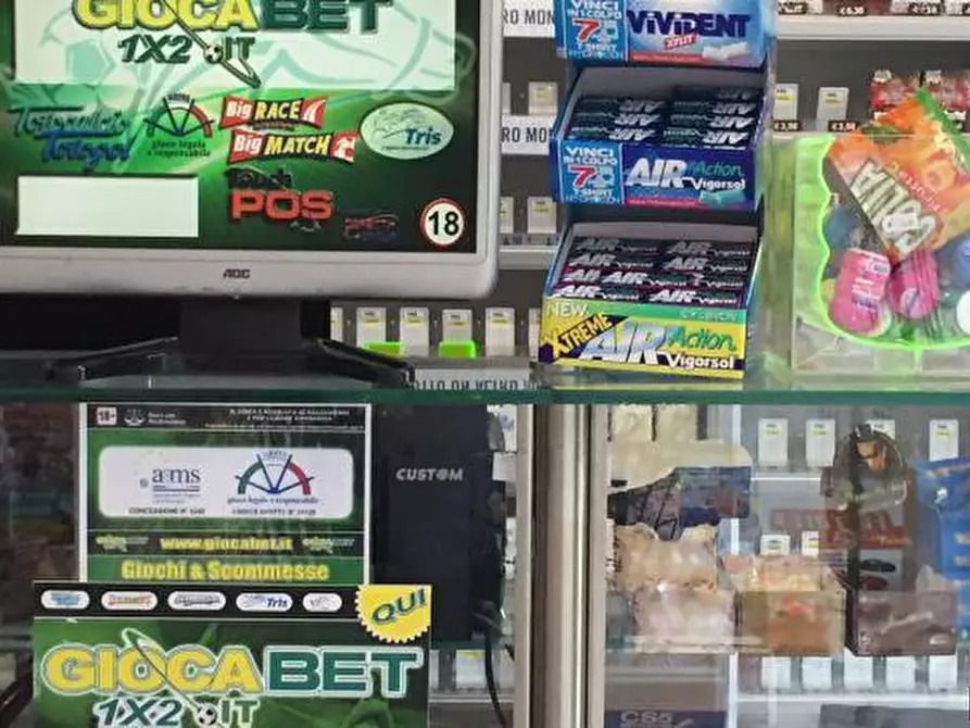 Immagine 3 di Edicola in vendita  in Via Roma a Lucca