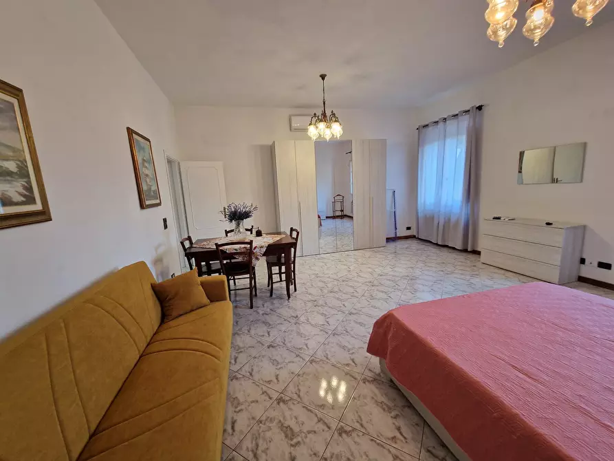 Immagine 11 di Quadrilocale in affitto  a Lucca