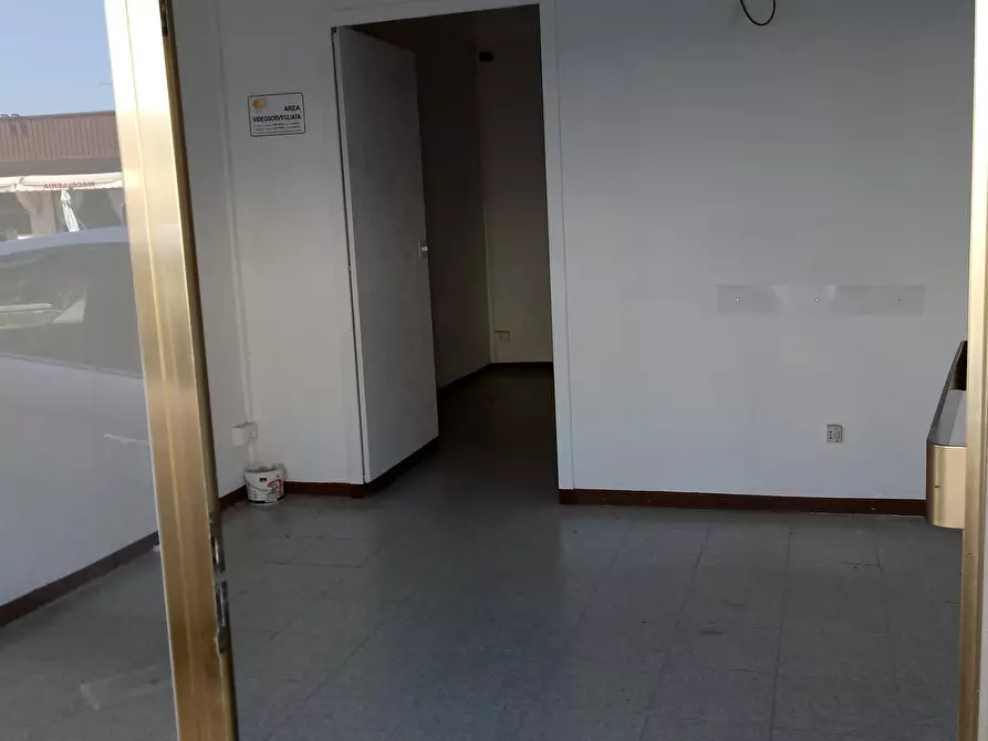 Immagine 9 di Laboratorio in affitto  in Via Sarzanese a Lucca