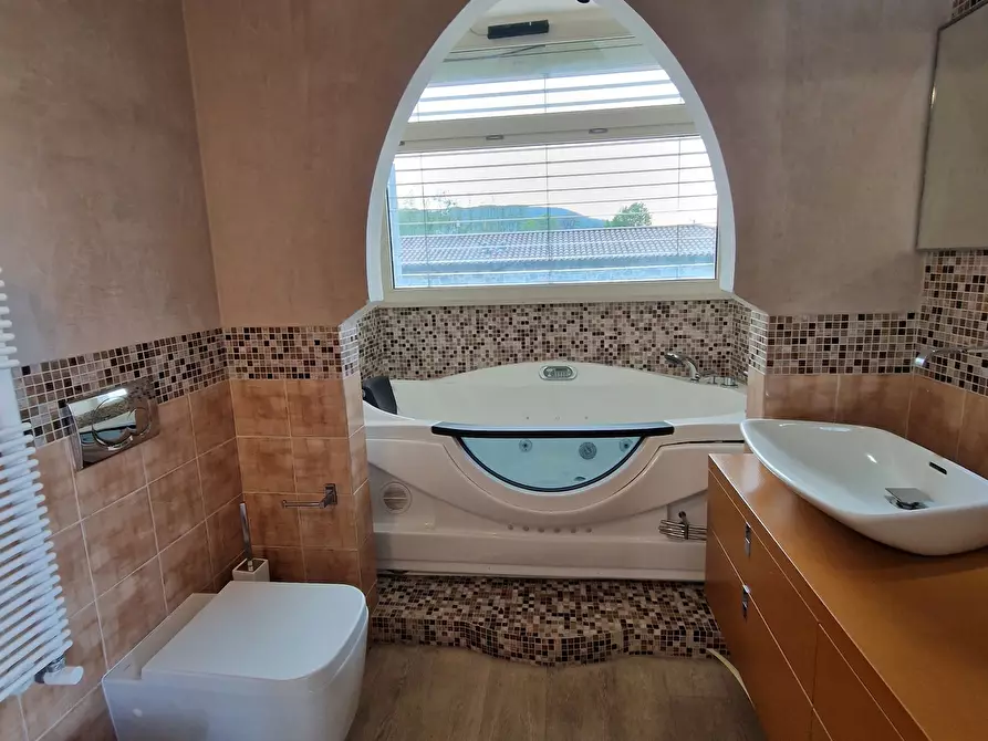 Immagine 10 di Villa in vendita  in Via Sottomonte a Capannori