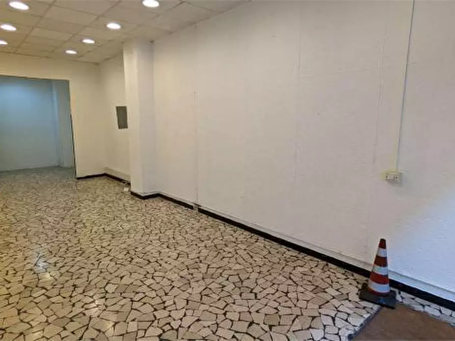 Immagine 15 di Locale commerciale in affitto  in Viale Giovanni Pacini a Lucca