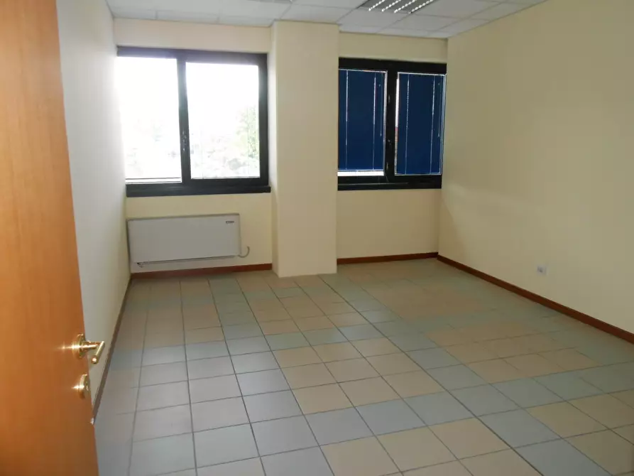 Immagine 4 di Ufficio in affitto  in Viale Alcide De Gasperi a Lucca