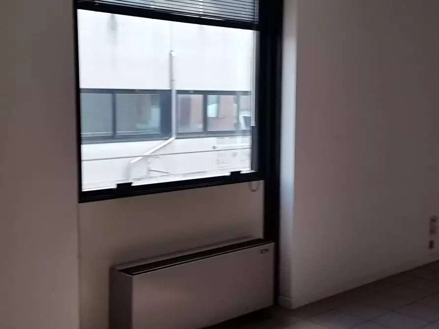 Immagine 8 di Ufficio in affitto  in via di tempagnano a Lucca