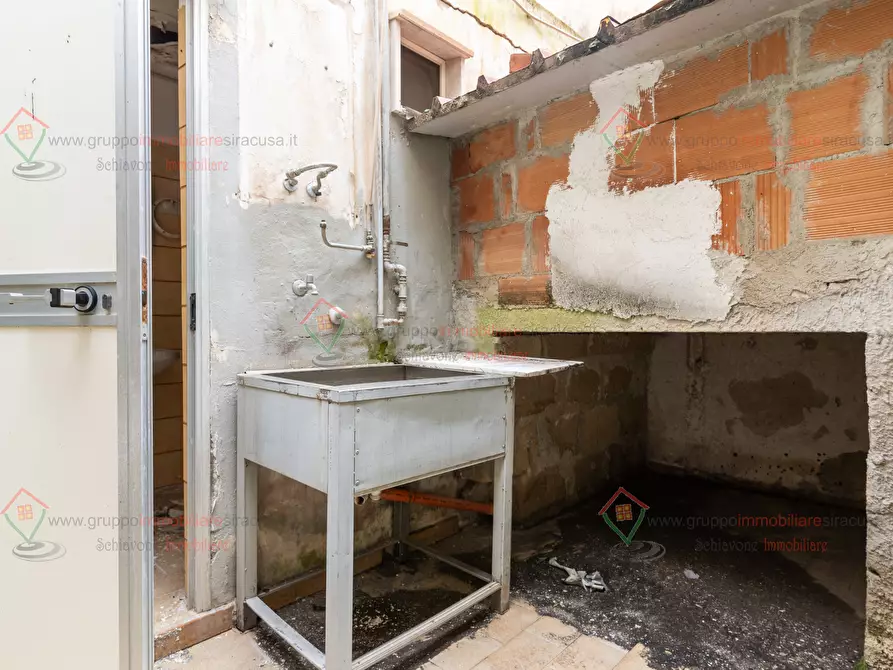 Immagine 17 di Locale commerciale in vendita  a Priolo Gargallo