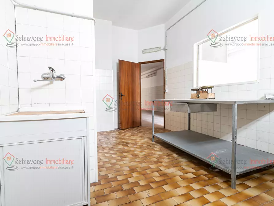 Immagine 16 di Locale commerciale in vendita  a Floridia
