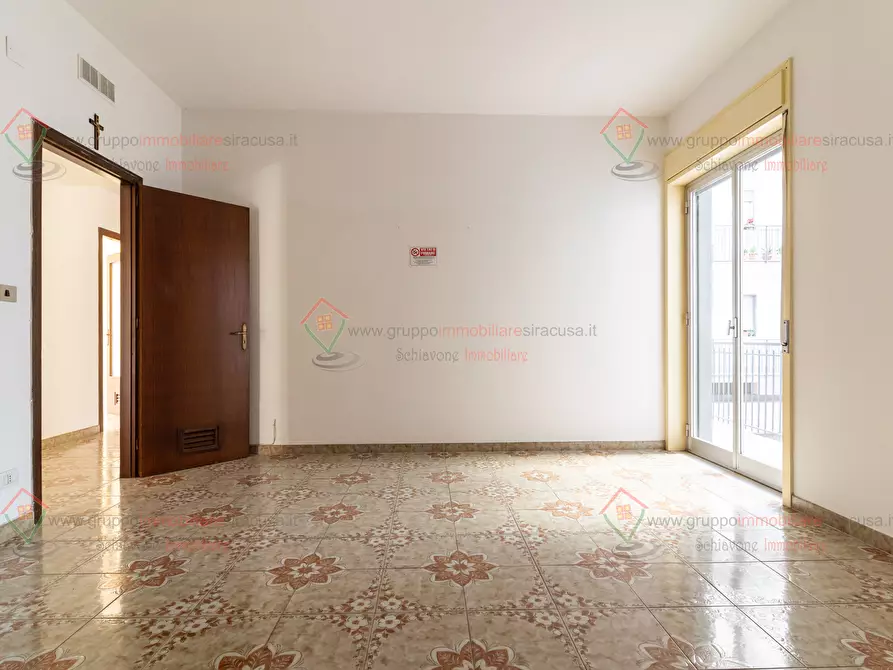 Immagine 19 di Pentalocale in vendita  a Floridia
