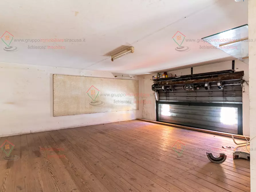 Immagine 13 di Locale commerciale in vendita  a Siracusa