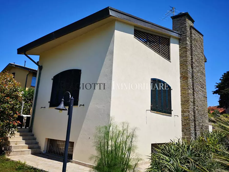 Immagine 26 di Villa in vendita  a Livorno