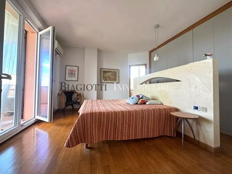 Immagine 27 di Villa in vendita  a Livorno