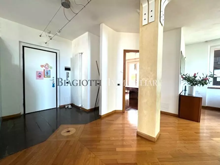 Immagine 11 di Villa in vendita  a Livorno