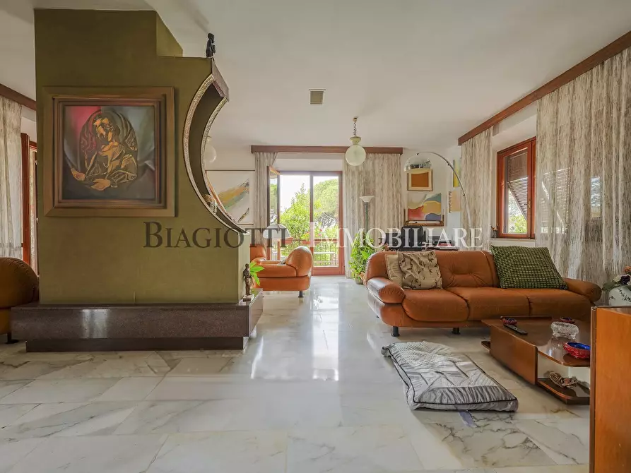 Immagine 4 di Villa in vendita  a Livorno