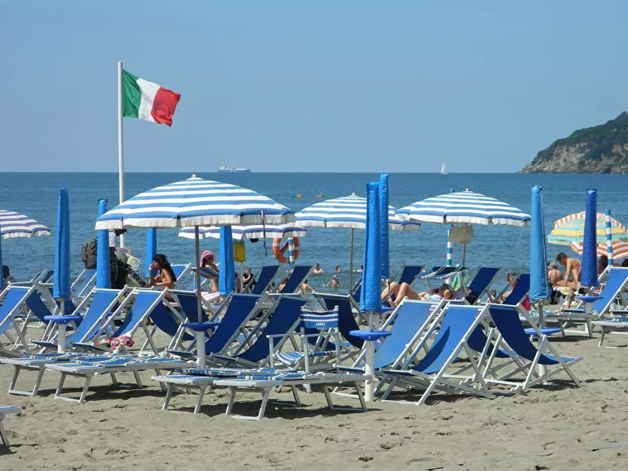 Immagine 34 di Appartamento in vendita  in piazza matteotti a Sarzana