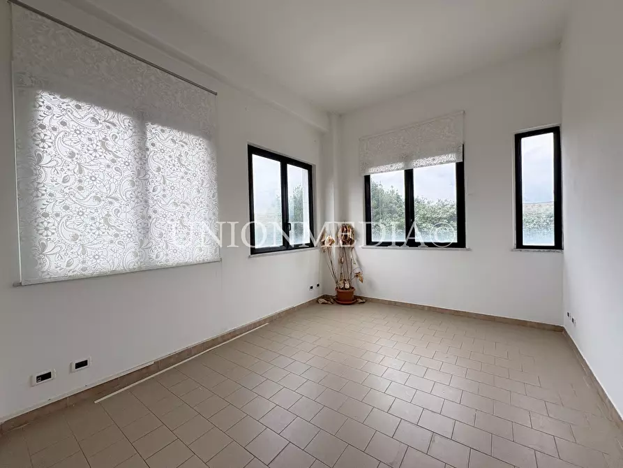 Immagine 3 di Locale commerciale in affitto  a Sarzana