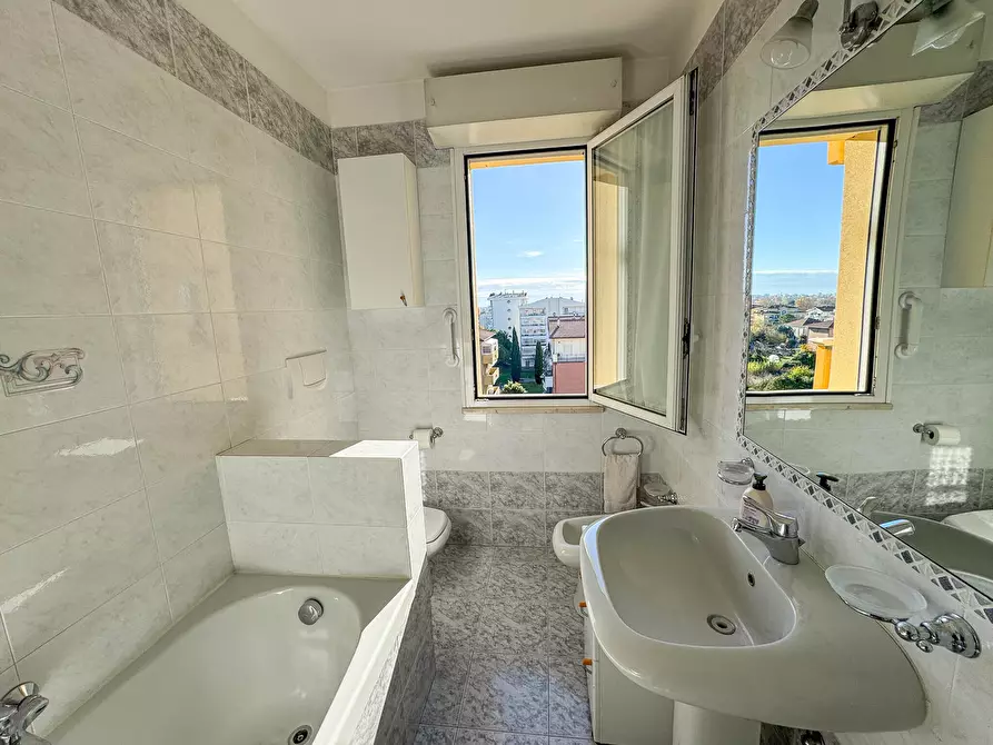 Immagine 22 di Trilocale in vendita  in Via Salvemini 28 a Rimini