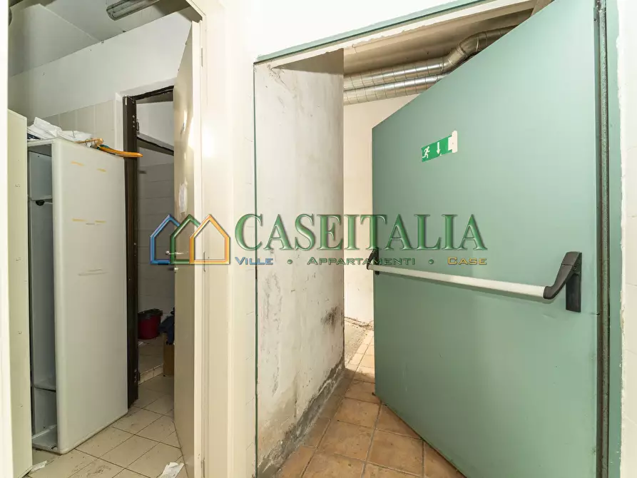 Immagine 17 di Locale commerciale in vendita  in Via Cavour 46 a Alpignano