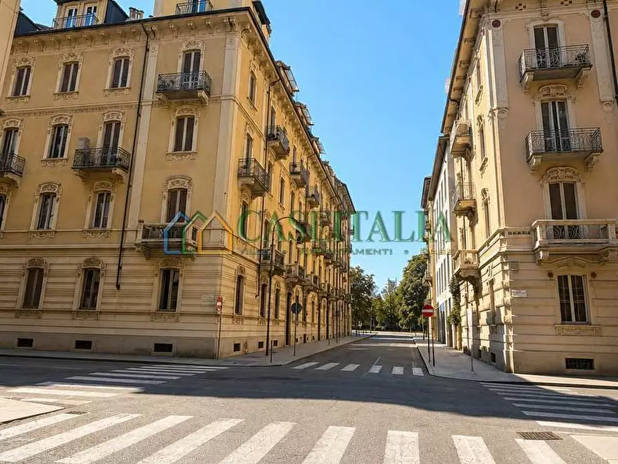 Immagine 3 di Quadrilocale in vendita  in Via Vincenzo Vela 40 a Torino