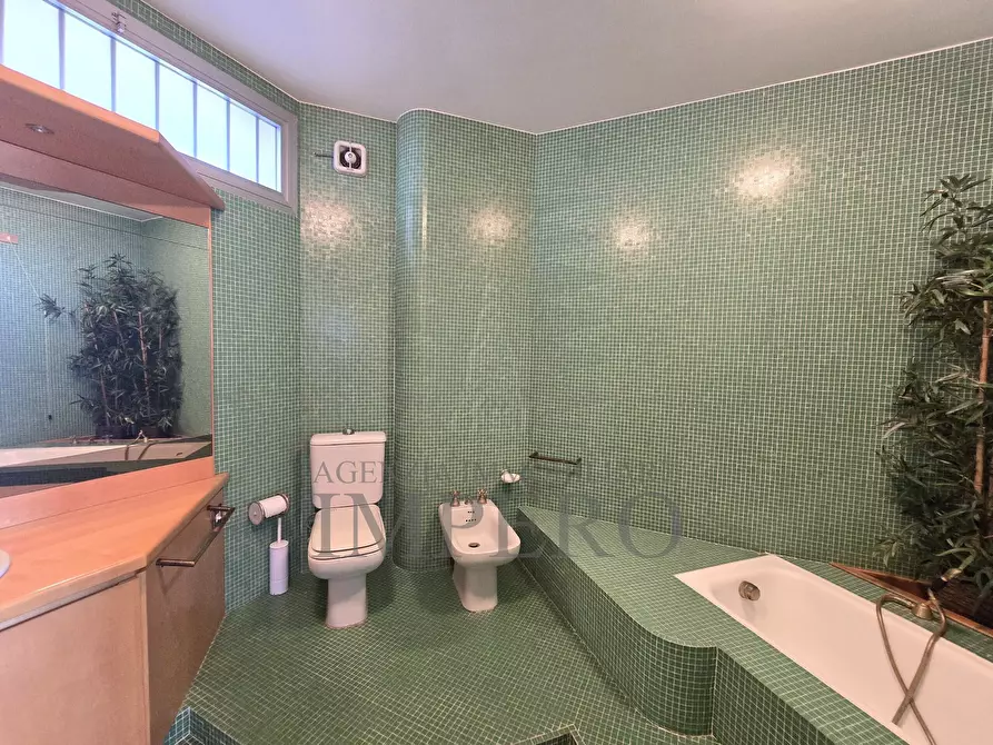 Immagine 10 di Pentalocale in vendita  in Lungomare Varaldo 67 a Ventimiglia