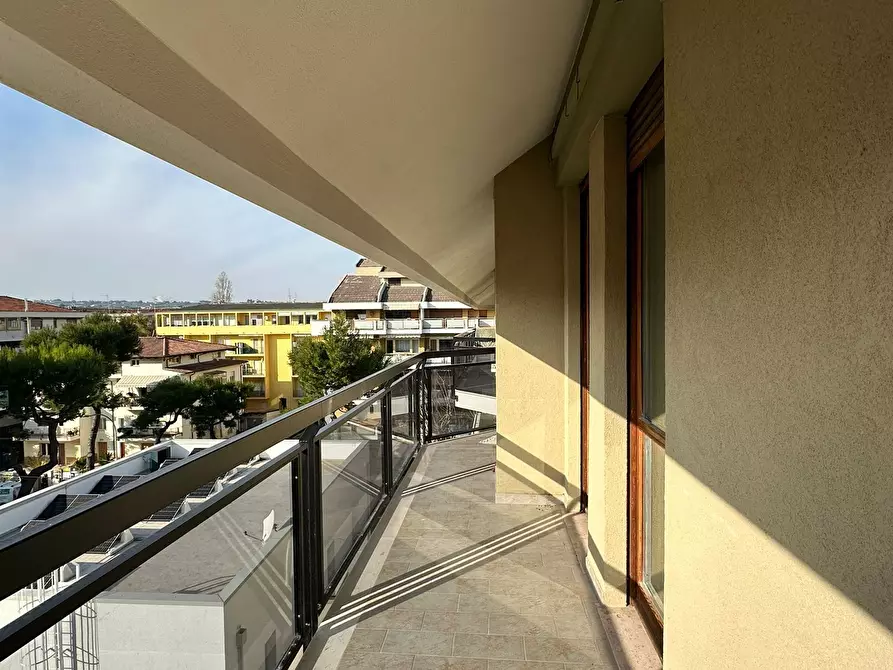 Immagine 27 di Quadrilocale in affitto  a Francavilla Al Mare