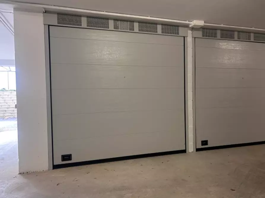 Immagine 2 di Garage in vendita  in Via Adriatica Sud a Pescara