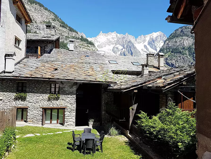 Immagine 10 di Trilocale in affitto  in Via Grapillon 7 a Courmayeur