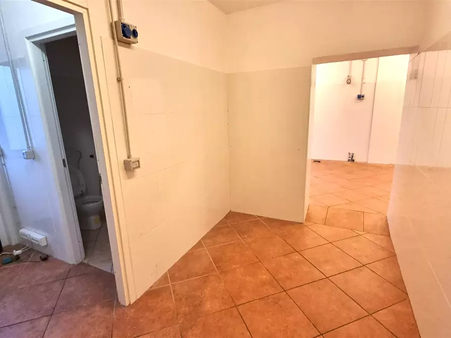 Immagine 10 di Locale commerciale in vendita  in strada cava in vigatto 222 a Parma