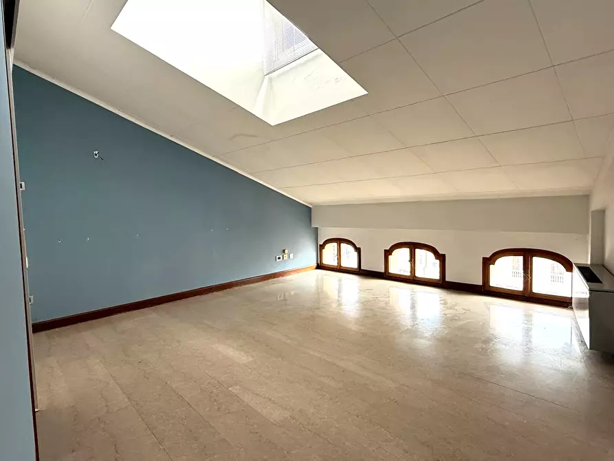 Immagine 1 di Locale commerciale in vendita  in Via Cesare Battisti a Rovigo