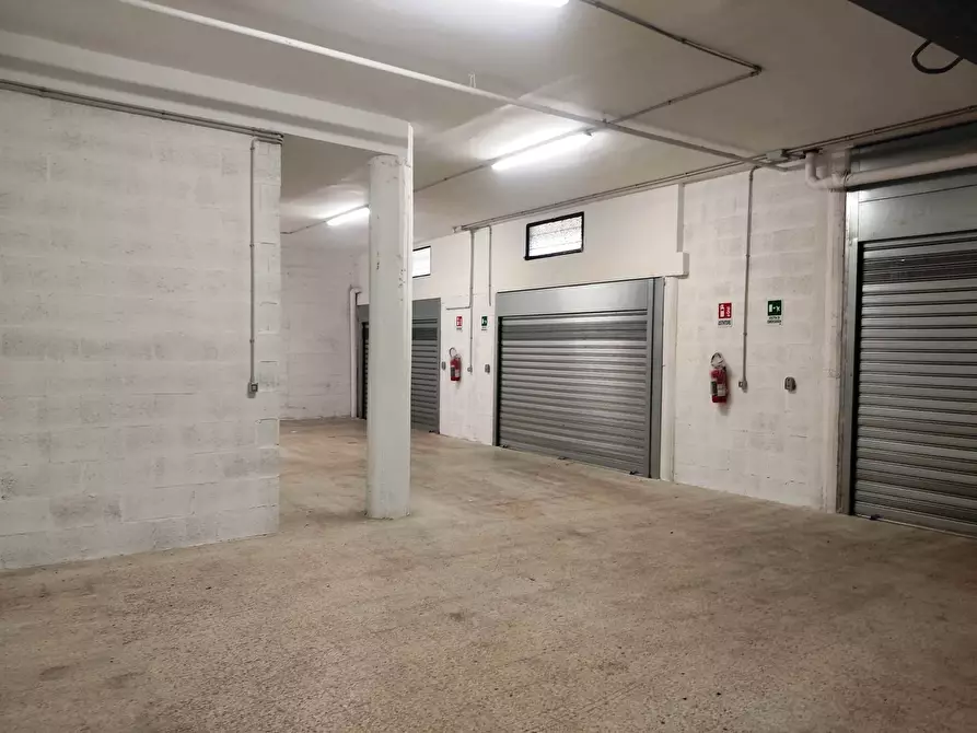 Immagine 2 di Garage in vendita  in Via Adelfia 6 a Casamassima
