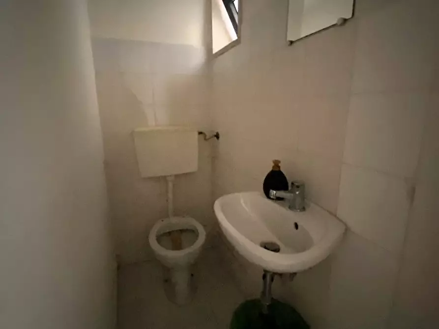 Immagine 11 di Locale commerciale in vendita  in Via Vincenzo Savino 2 a Casamassima