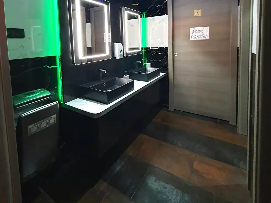 Immagine 8 di Locale commerciale in vendita  in San Zeno Naviglio a San Zeno Naviglio