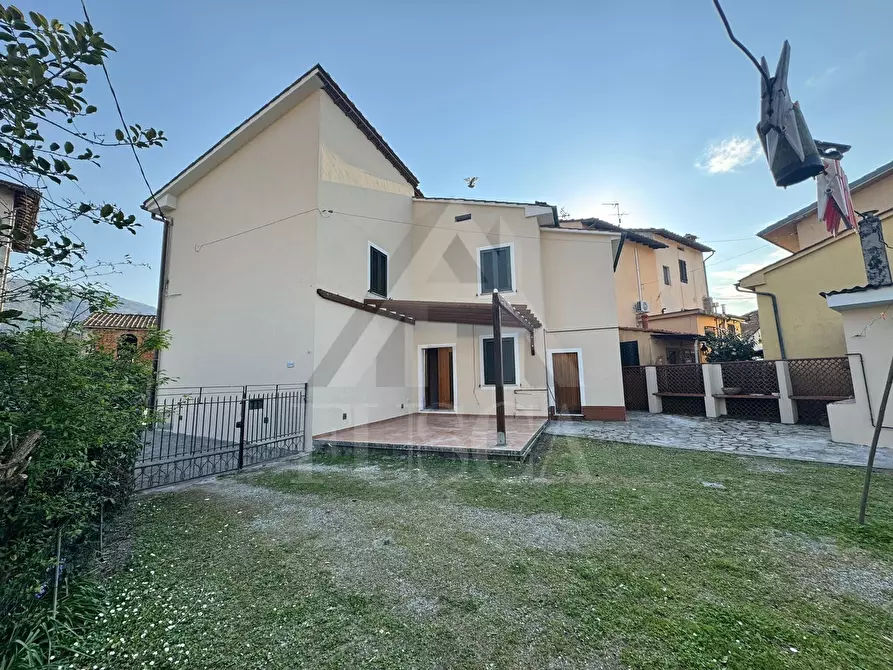 Immagine 1 di Villa in vendita  in Via dei Landucci a Lucca