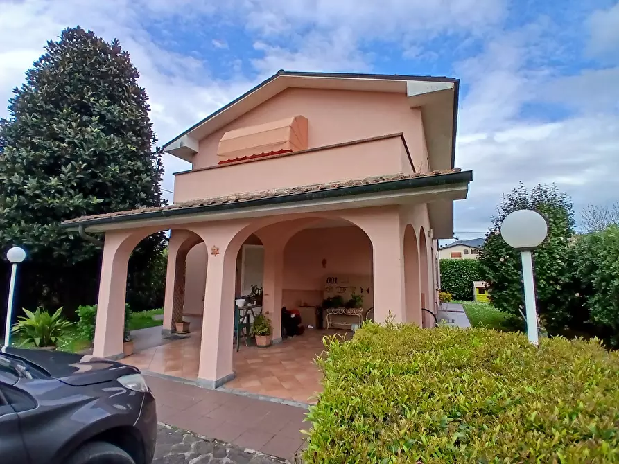 Immagine 1 di Villa in vendita  in Via di Mezzo II a Lucca