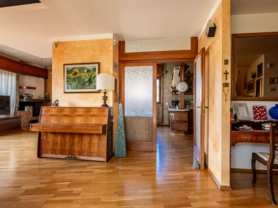 Immagine 5 di Villa in vendita  in Via dei Pellegrini a Lucca