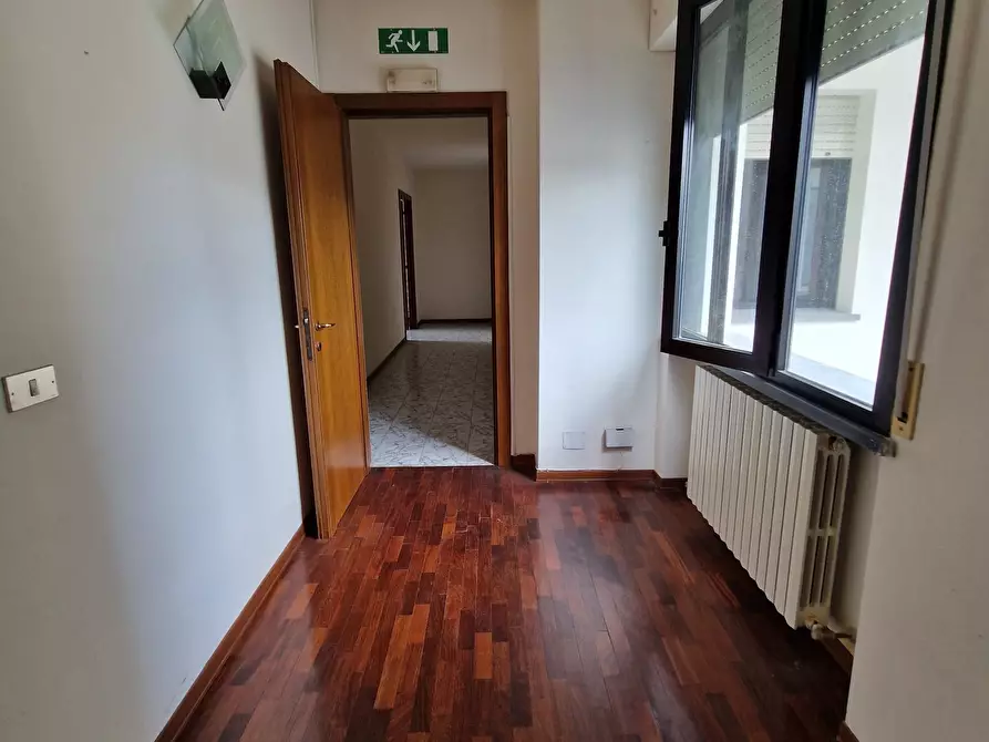 Immagine 2 di Ufficio in vendita  in alighieri a Lucca