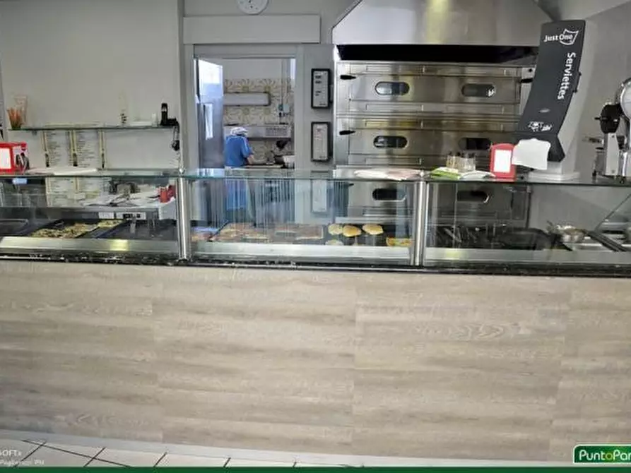 Immagine 10 di Locale commerciale in vendita  in Via Pesciatina a Capannori