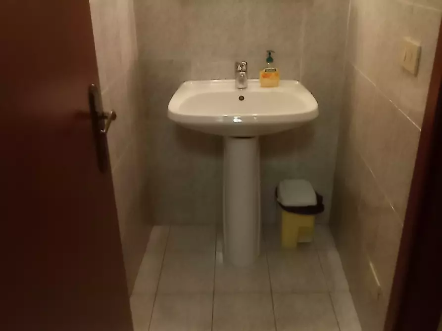 Immagine 10 di Ufficio in affitto  in Viale Puccini a Lucca