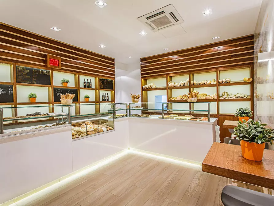 Immagine 12 di Attività commerciale in vendita  in Viale G. Puccini 82 a Lucca