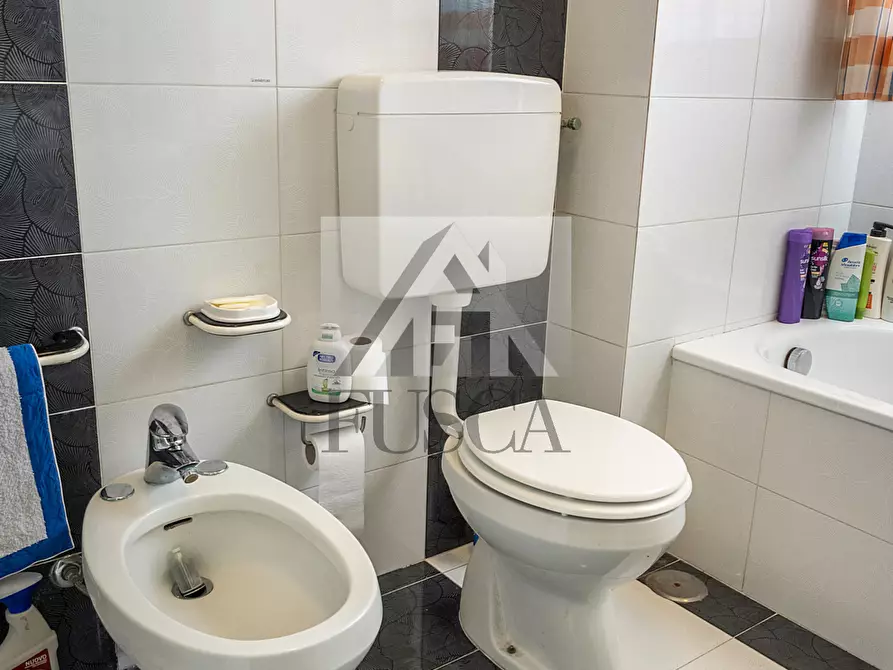 Immagine 11 di Pentalocale in vendita  in Via Pisana a Lucca