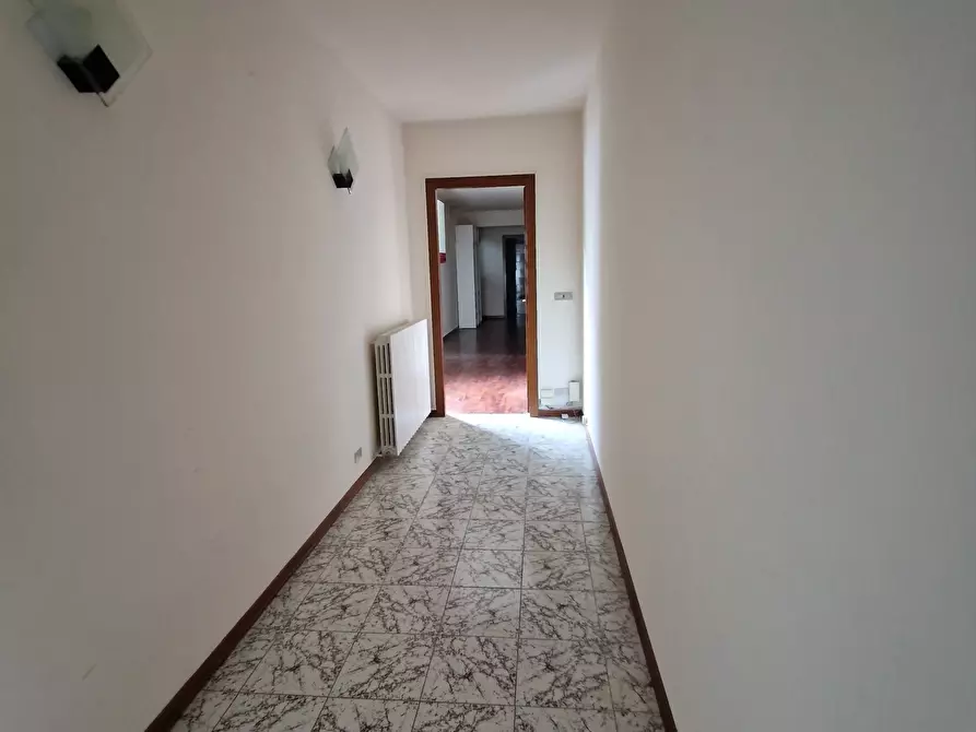 Immagine 11 di Ufficio in vendita  in alighieri a Lucca