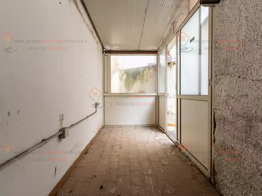 Immagine 15 di Locale commerciale in vendita  a Priolo Gargallo