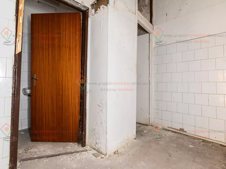 Immagine 12 di Locale commerciale in affitto  a Siracusa