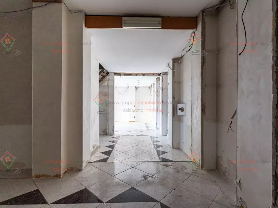 Immagine 10 di Locale commerciale in vendita  a Siracusa