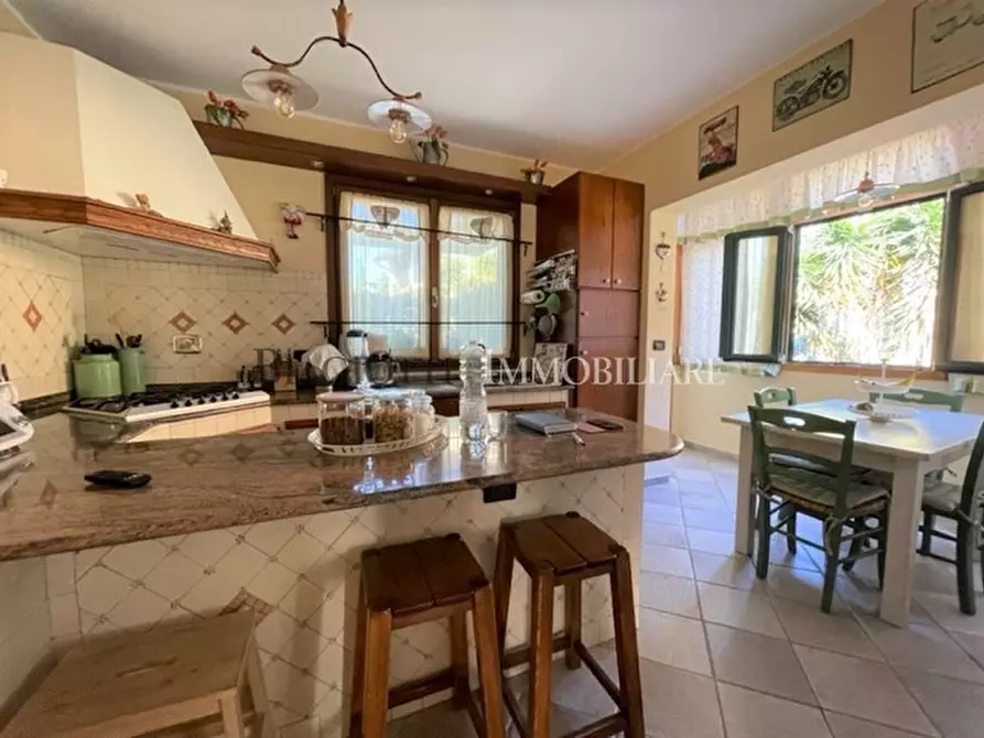 Immagine 2 di Villa in vendita  a Livorno