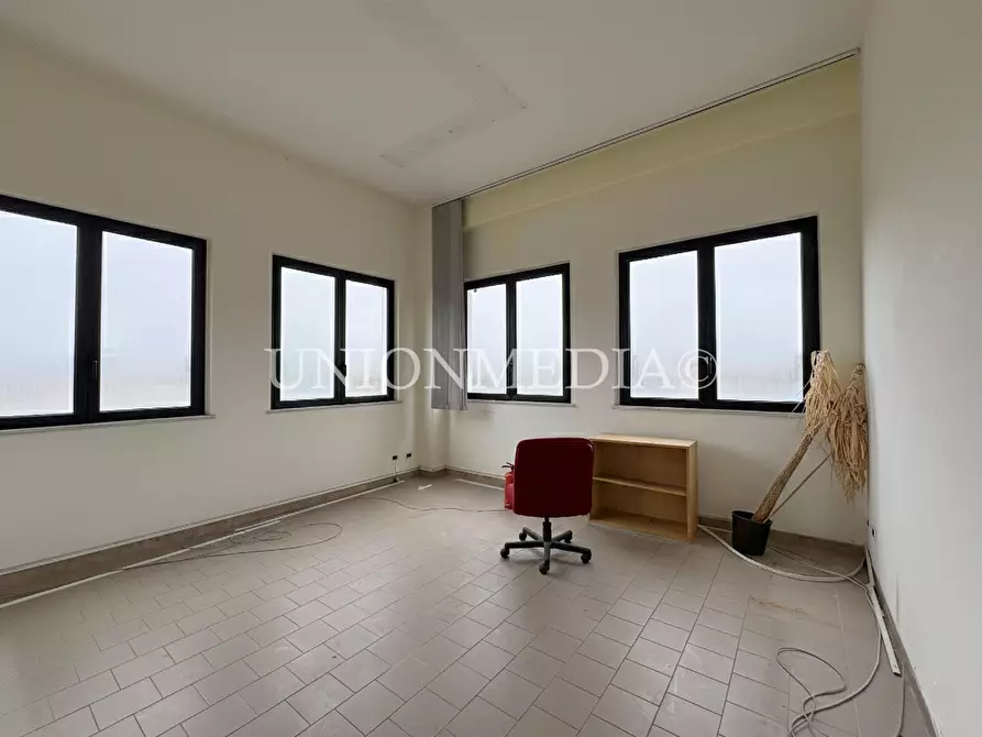 Immagine 1 di Locale commerciale in affitto  a Sarzana